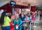 Prefeitura leva crianças e idosos para sessão de cinema e diversão