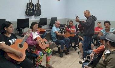 Prefeitura inicia projeto com aulas de violão para público PCD