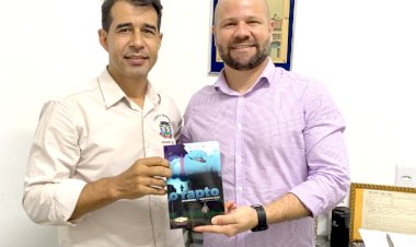 Gilberto Segóvia parabeniza servidor do Legislativo por lançamento de livro