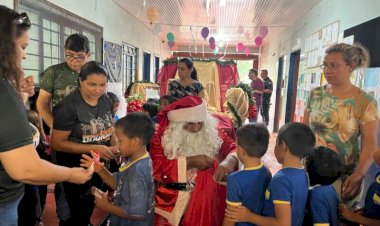 Papai Noel visita escolas municipais da Reserva Indígena
