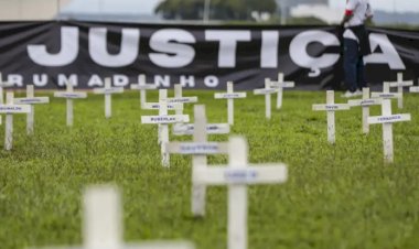 Cruzes na Esplanada lembram vítimas de tragédia em Brumadinho