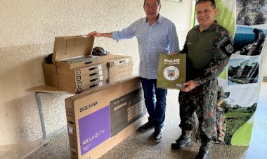 Deputado Gerson Claro entrega novos equipamentos de informática para Projeto Florestinha