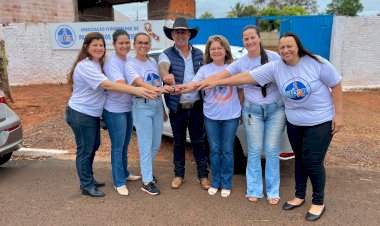 Prefeito de Ivinhema entregou carro associação AIPAA