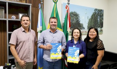 Prefeito André Nezzi recebe o relatório final do programa Cidade Empreendedora