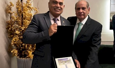 Ronilço Guerreiro entrega título de Visitante Ilustre de Campo Grande ao presidente da CNC
