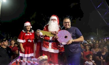 Dourados Brilha 2024 começa com queima de fogos e chegada do Papai Noel