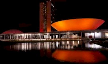 Iluminação laranja no Congresso alerta para o câncer de pele