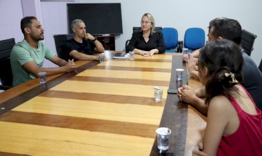Liandra atende representantes da comunidade surda de Dourados
