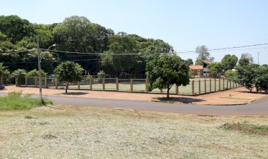 Prefeitura faz limpeza e revitalização da área interna e externa da Feira Municipal