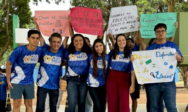 Vereador Landmark se une a estudantes em protesto contra cortes no programa Pé-de-Meia
