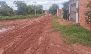 Ônibus atola na rua do Ramez Tebet e líder comunitário cobra melhorias