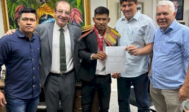 Com prefeito e liderança indígena, Neno Razuk anuncia doação de caminhonete para sete comunidades em Sidrolândia