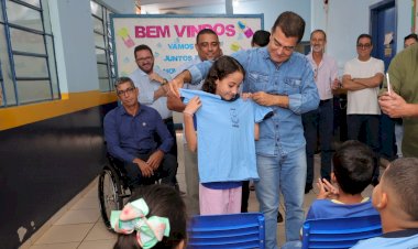 Prefeitura entrega novos uniformes para alunos da Rede Municipal de Ensino