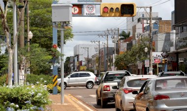 Fiscalização de avanço do sinal vermelho  ajuda a diminuir acidentes pela metade