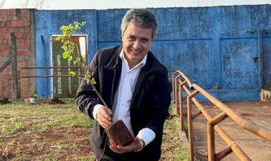 Landmark retorna ao Licurgo, escola onde foi professor, e planta árvores frutíferas com alunos da Vila Nasser