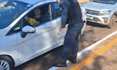 Prefeitura de Dourados realiza blitz educativa para marcar o Dia do Motorista