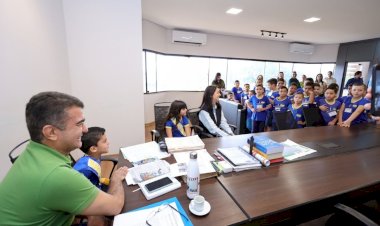 Prefeitura recebe alunos da Escola Luiz Antonio em projeto Dourados 90 anos