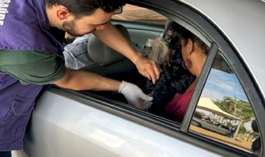 Drive-thru de vacinação antirrábica na Prefeitura imuniza mais de 1,7 mil animais