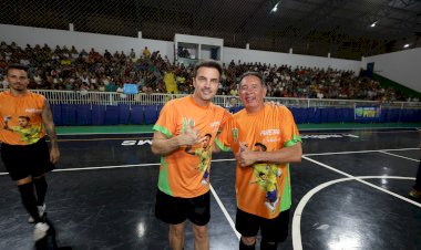 Deputado Gerson Claro participa do Futebol Solidário ao lado do craque Falcão