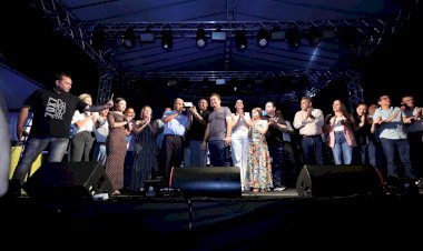 Aniversário de Dourados tem homenagem à Catedral, bênçãos e shows no Natal Encantado