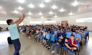 Entrega de kits e uniformes no primeiro dia de aula emociona pais de estudantes