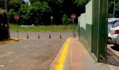 Depois de 10 anos de espera, rua em frente à escola do Aero Rancho vira mão única e garante mais segurança às crianças