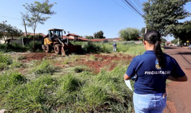 Prefeitura inicia limpeza de terrenos abandonados e aplica multas