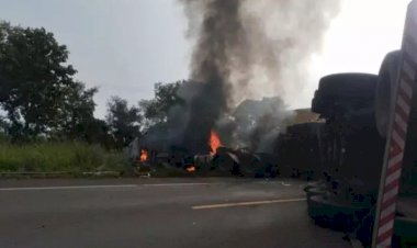 Colisão entre carretas interdita totalmente a BR-262 e deixa dois feridos graves