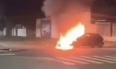 Colisão entre carro e moto provoca incêndio em cruzamento de Dourados