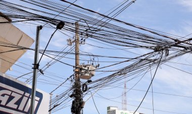 Prefeitura inicia ação para multar empresas de telefonia e internet por fios em postes