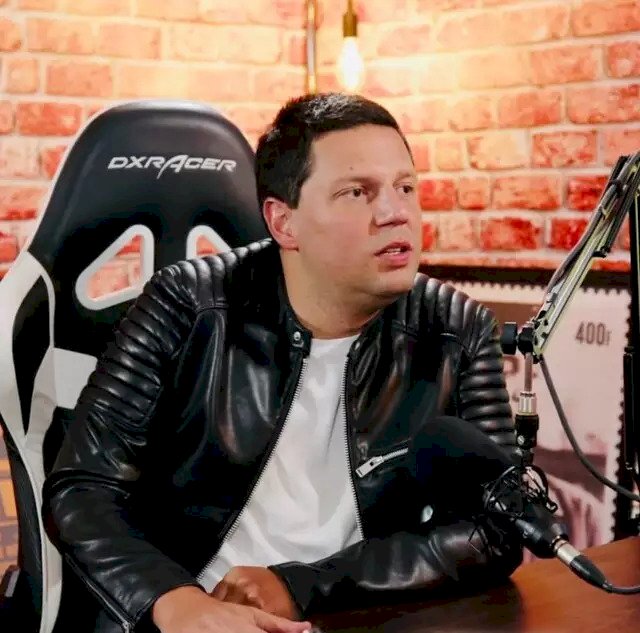 Sertanejo com prêmio bloqueado diz que fez dívida para comprar avião e BMW