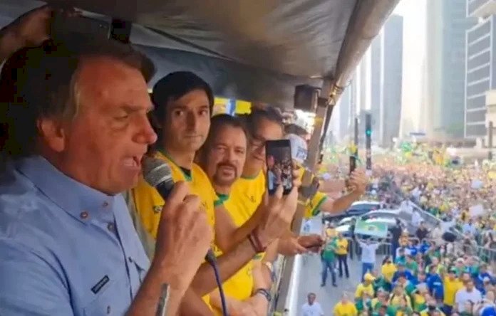 Bolsonaro volta à Paulista sob cerco do STF para exibir apoio de massa
