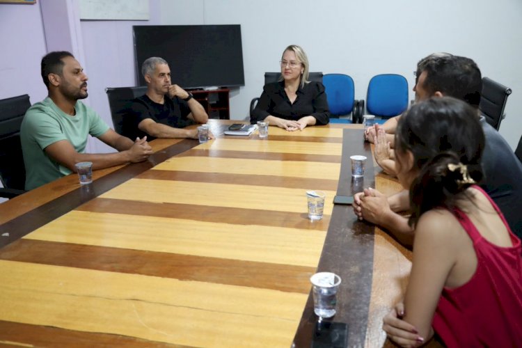 Liandra atende representantes da comunidade surda de Dourados