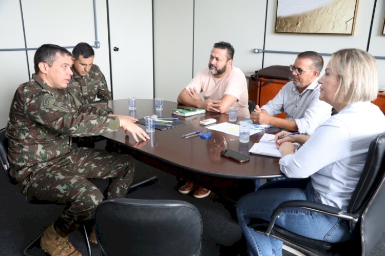 Presidente Liandra recebe representantes da 4ª Brigada de Cavalaria Mecanizada na Câmara de Dourados