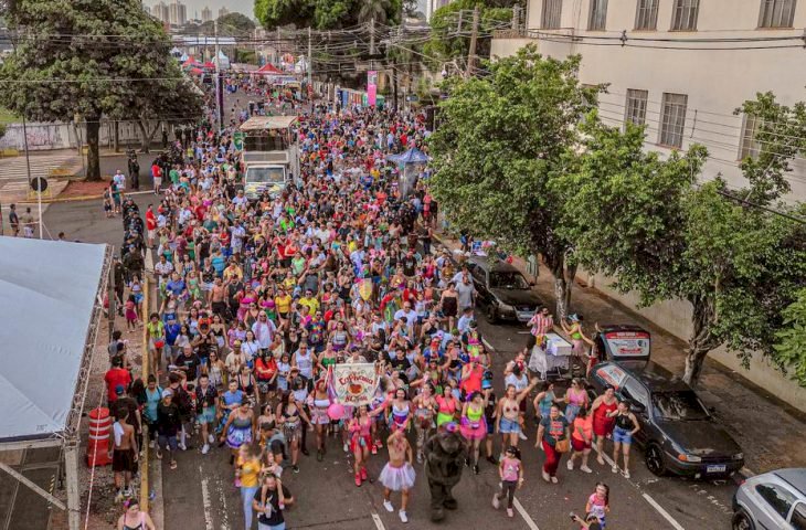 Com o cardio em dia: você sabia que pular Carnaval também é uma forma de atividade física?