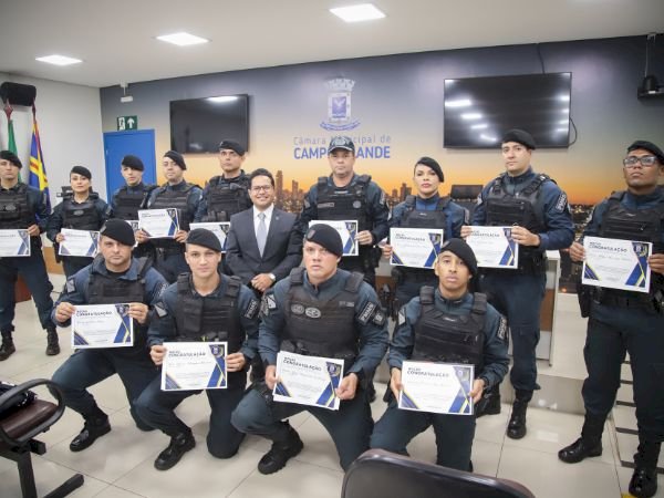 Presidente Papy entrega Moção de Congratulação a policiais da Força Tática do 9º BPM