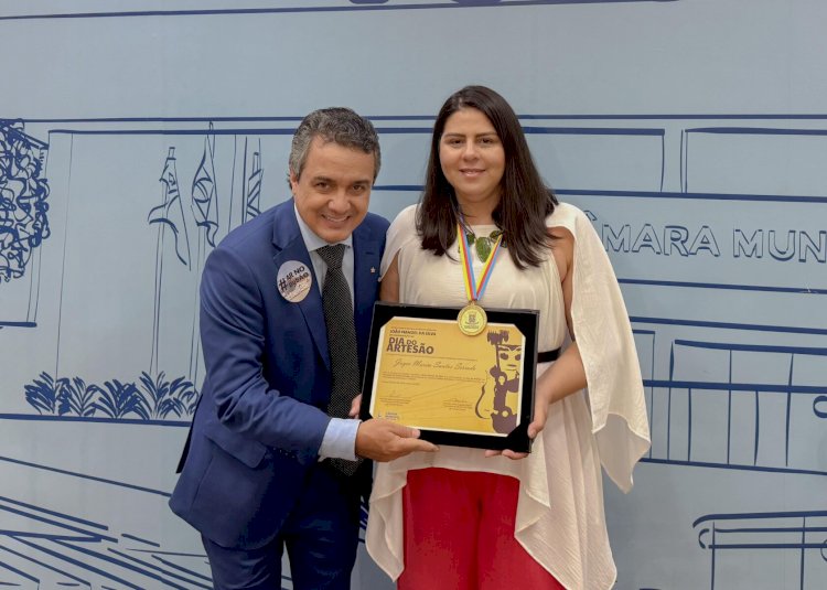 Vereador Landmark homenageia artesã Joyce Marim com medalha em sessão solene