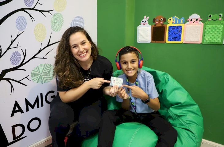 Sala adaptada garante acolhimento e inclusão, somando mais de 1,7 mil de identidades com símbolo do TEA