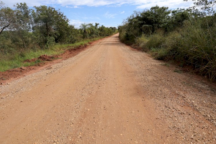 Prefeitura leva cascalhamento às estradas rurais do Distrito de Itahum