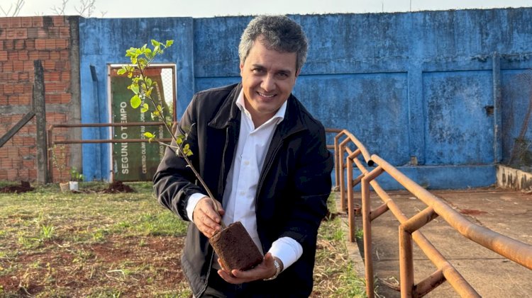 Landmark retorna ao Licurgo, escola onde foi professor, e planta árvores frutíferas com alunos da Vila Nasser