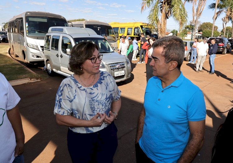 Prefeitura entrega ônibus novo para Educação e três veículos para Assistência Social