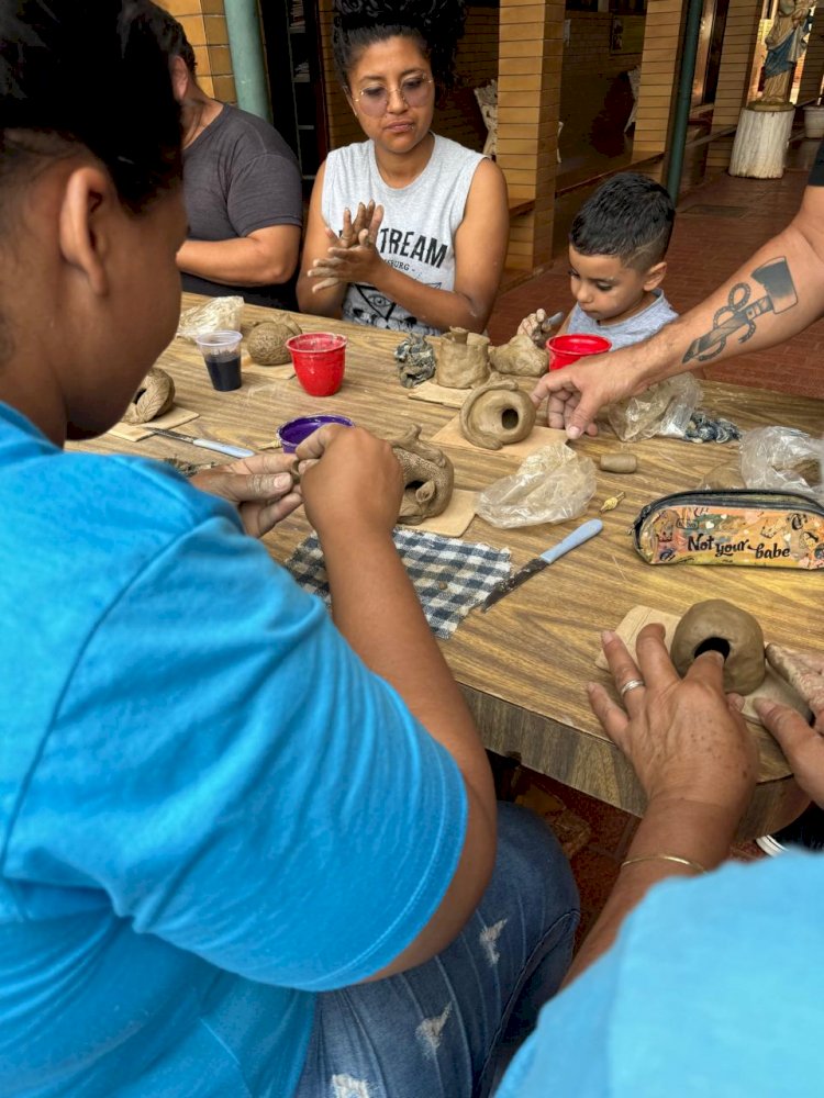 Arte Inclusiva promove oficinas de argila para pessoas cegas e surdas em Campo Grande