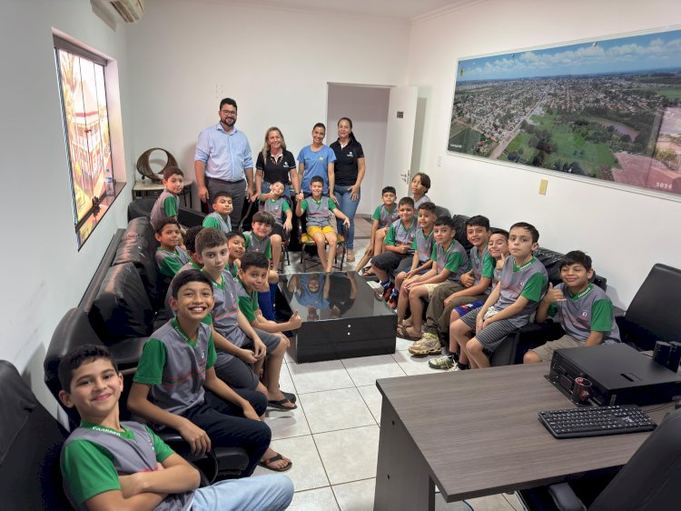 João Paulo do Dinho recepciona alunos da Escola Rui Barbosa em visita pedagógica ao Legislativo