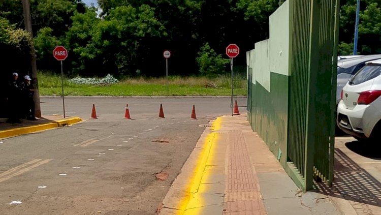 Depois de 10 anos de espera, rua em frente à escola do Aero Rancho vira mão única e garante mais segurança às crianças