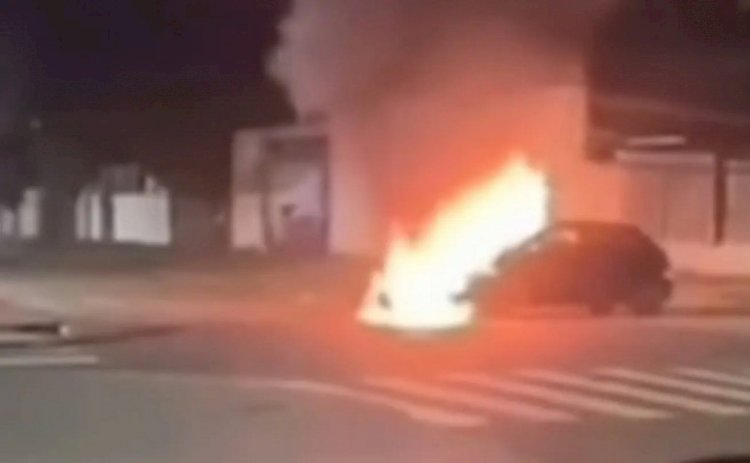 Colisão entre carro e moto provoca incêndio em cruzamento de Dourados