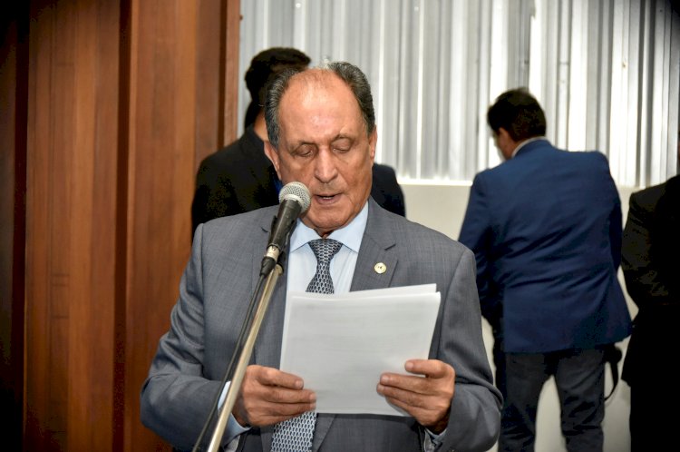 Zé Teixeira cobra recuperação do asfalto para bairros de Dourados