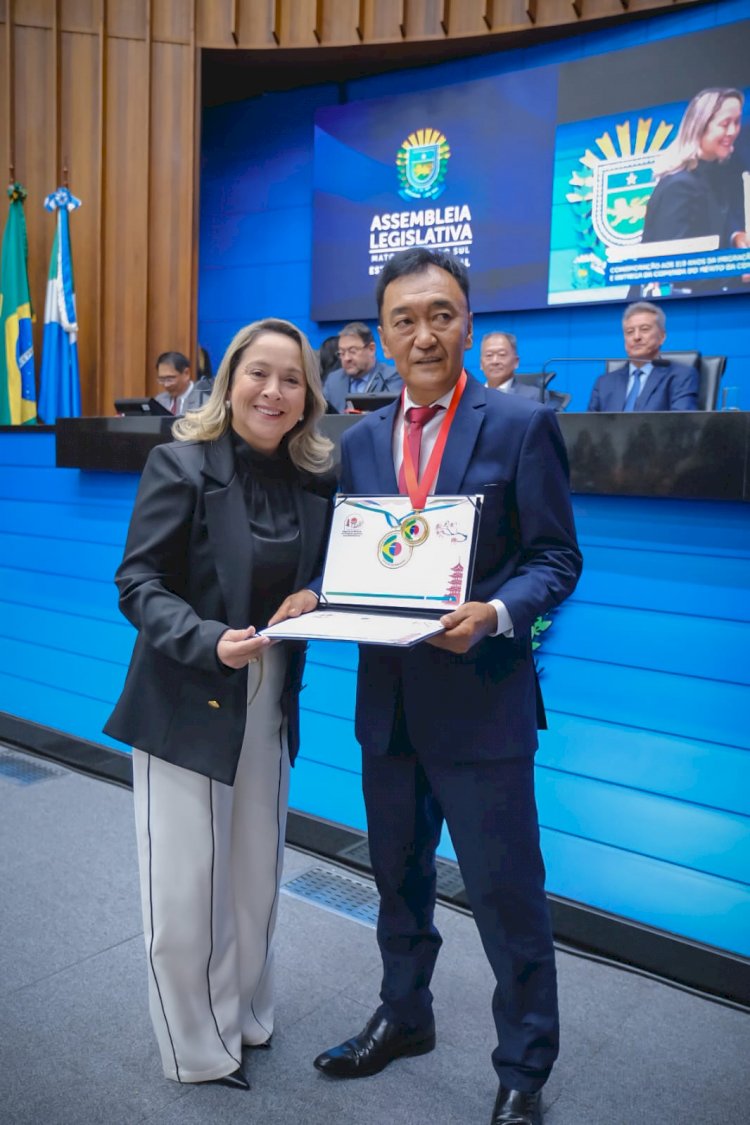 Lia Nogueira (PSDB) homenageia voluntário que transforma vidas por meio do esporte em Dourados