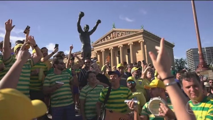 Torcedores brasileiros visitam estátua de Rocky Balboa na Filadélfia, alvo de superstição sobre azar
